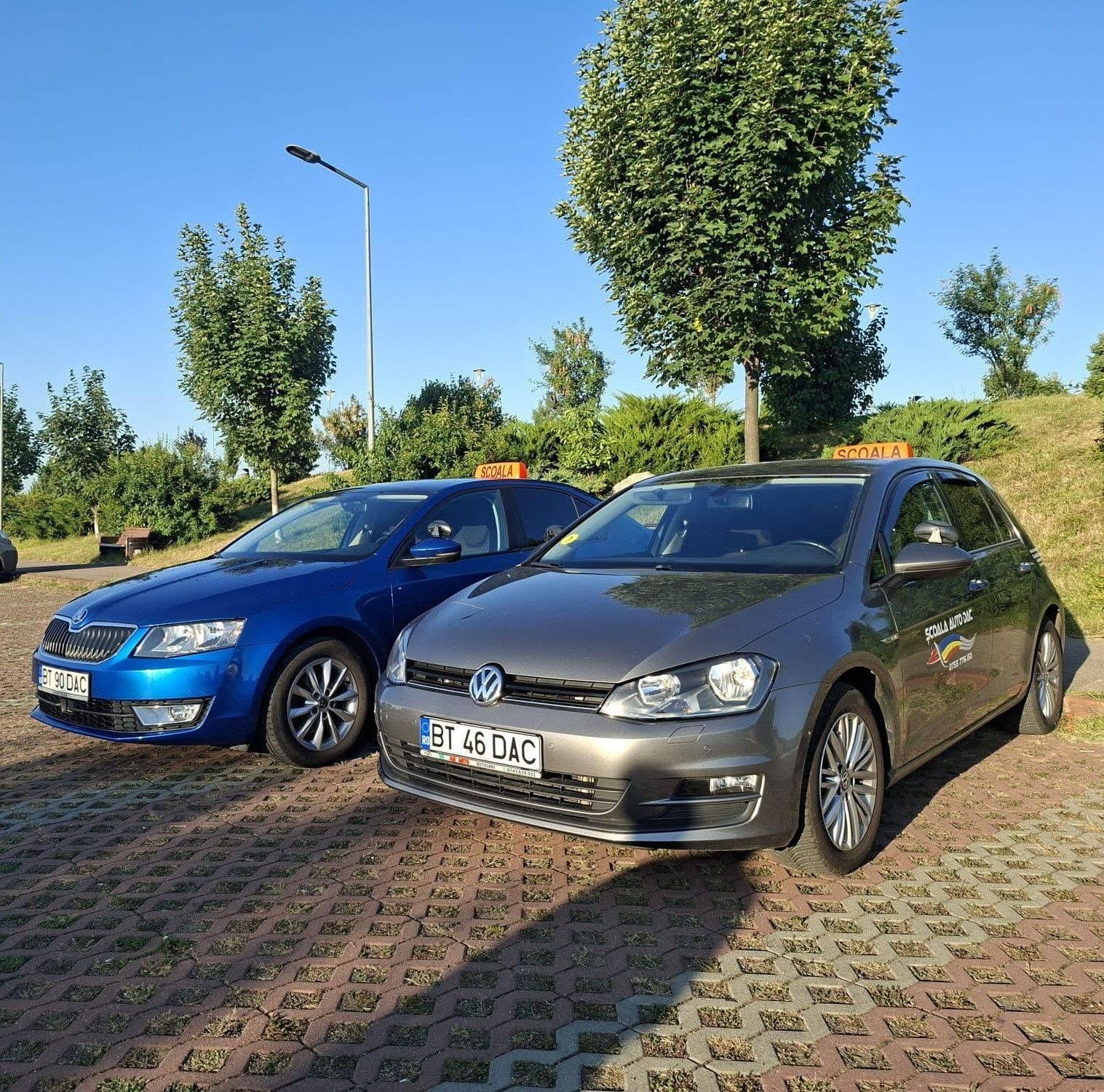 Cele două mașini de școală ale Școlii Auto DAC, parcate una lângă alta
